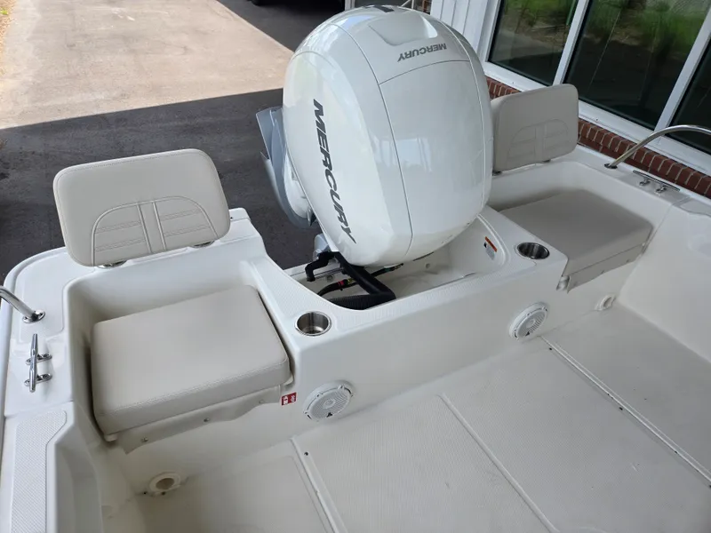 Slide: The Image of Boston Whaler 190 Montauk 2026 - 3
