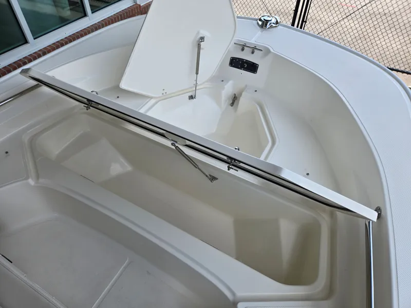 Slide: The Image of Boston Whaler 190 Montauk 2026 - 12