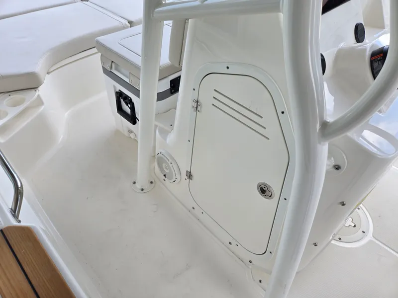 Slide: The Image of Boston Whaler 190 Montauk 2026 - 8