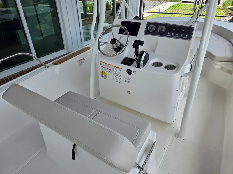 Slide: The Image of Boston Whaler 190 Montauk 2026 - 7