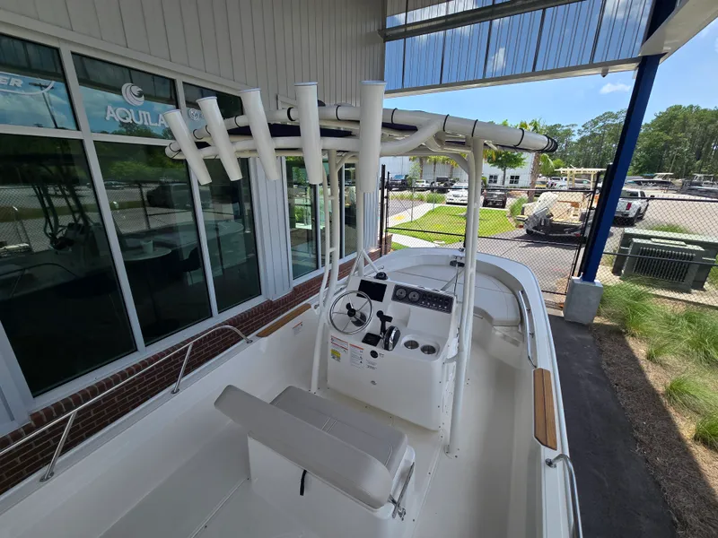 Slide: The Image of Boston Whaler 190 Montauk 2026 - 4