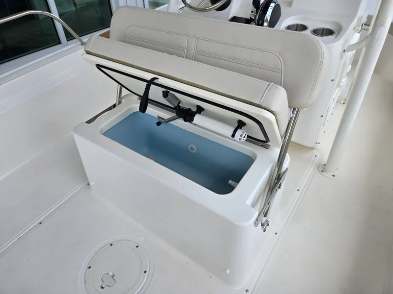 Slide: The Image of Boston Whaler 190 Montauk 2026 - 6