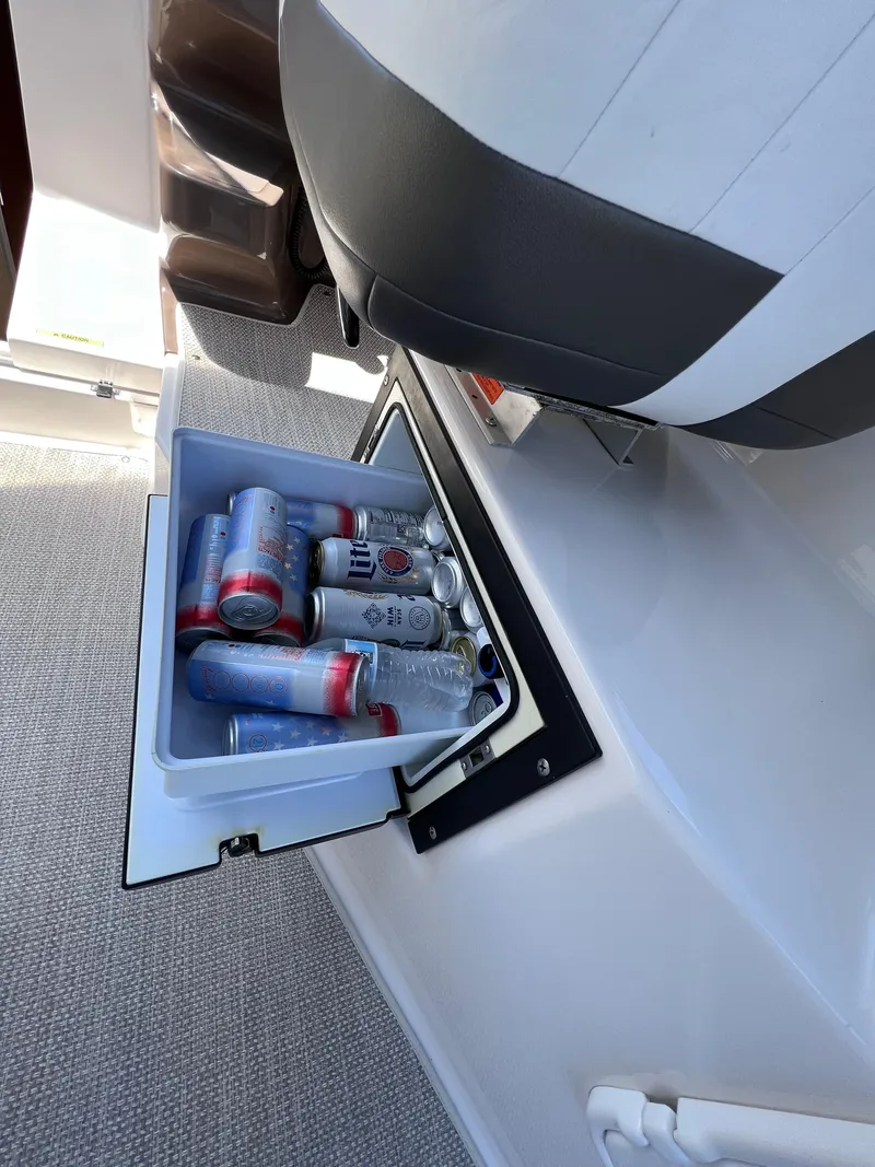 Slide: The Image of Regal 2565 Window Express 2006 - 13