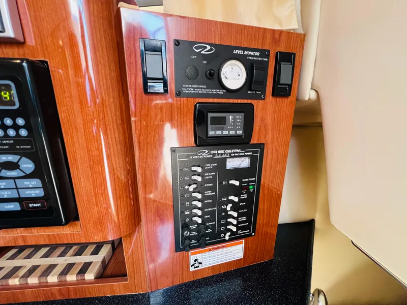 Slide: The Image of Regal 2565 Window Express 2006 - 18