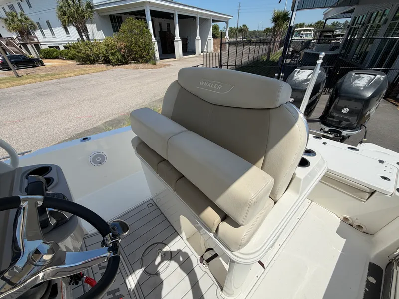 Slide: The Image of Boston Whaler 270 DAUNTLESS 2017 - 10