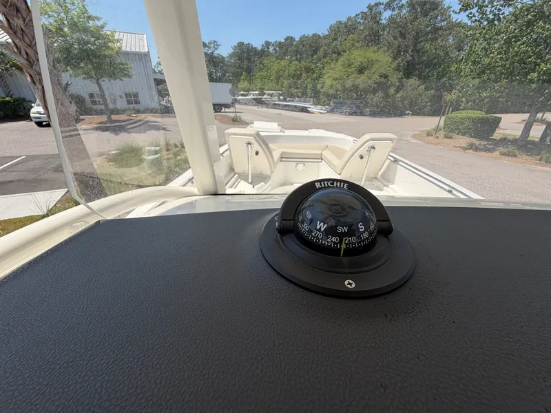 Slide: The Image of Boston Whaler 270 DAUNTLESS 2017 - 17