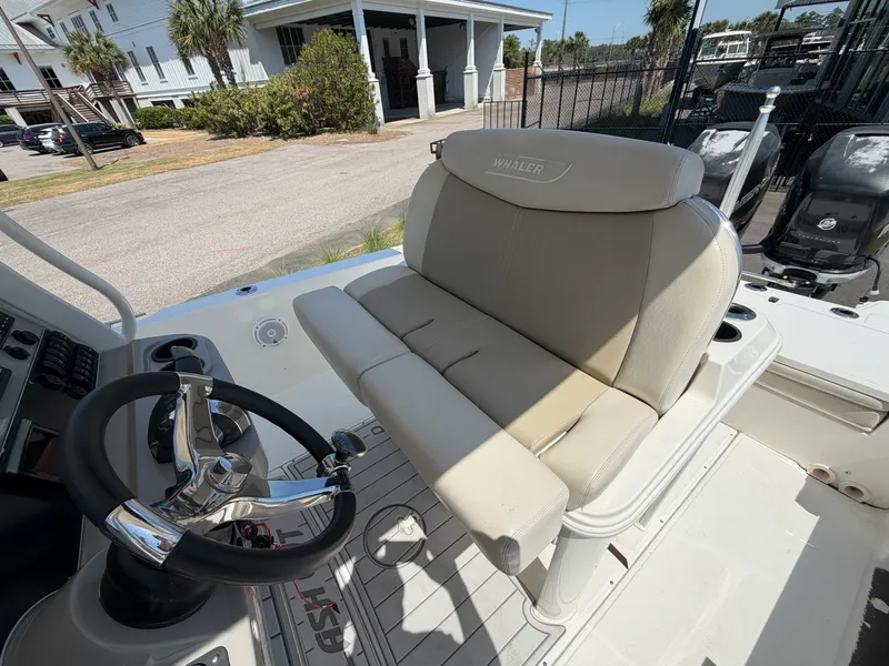Slide: The Image of Boston Whaler 270 DAUNTLESS 2017 - 9