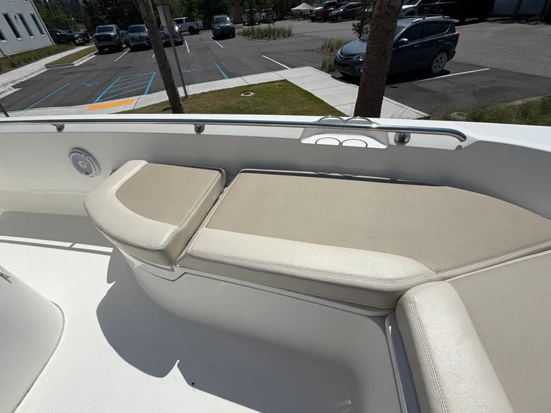 Slide: The Image of Boston Whaler 270 DAUNTLESS 2017 - 24