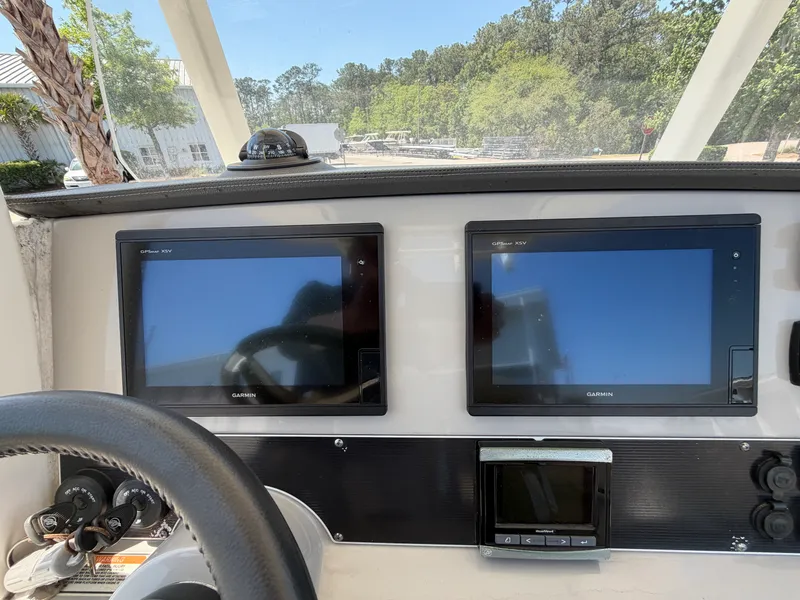 Slide: The Image of Boston Whaler 270 DAUNTLESS 2017 - 16