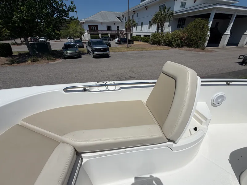 Slide: The Image of Boston Whaler 270 DAUNTLESS 2017 - 23