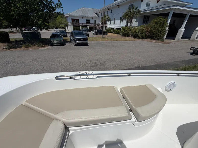 Slide: The Image of Boston Whaler 270 DAUNTLESS 2017 - 22