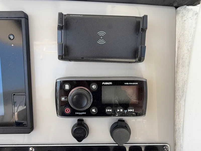 Slide: The Image of Boston Whaler 270 DAUNTLESS 2017 - 15