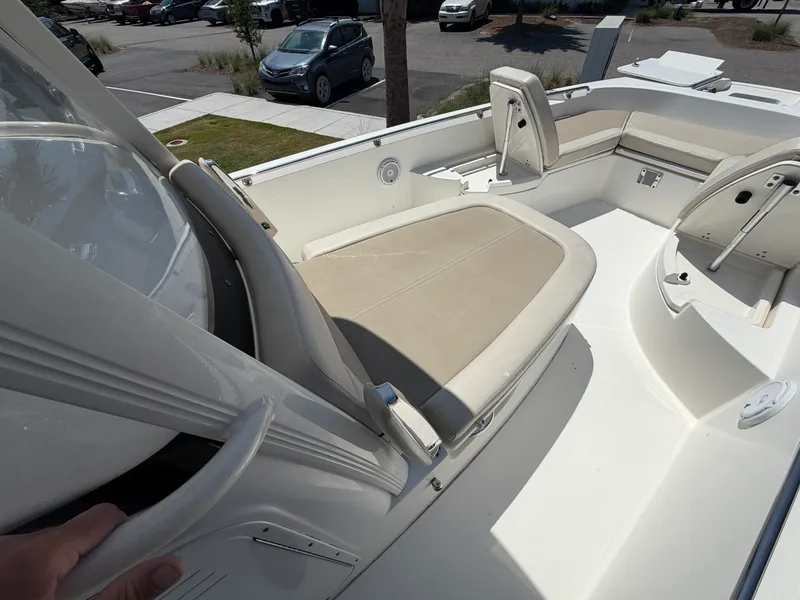 Slide: The Image of Boston Whaler 270 DAUNTLESS 2017 - 20