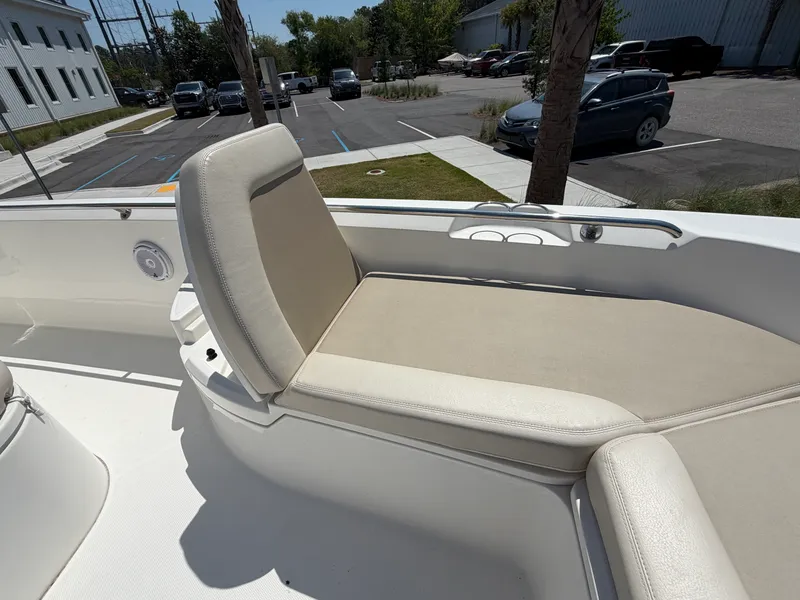 Slide: The Image of Boston Whaler 270 DAUNTLESS 2017 - 25