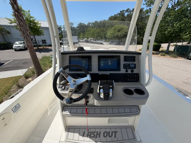 Slide: The Image of Boston Whaler 270 DAUNTLESS 2017 - 11