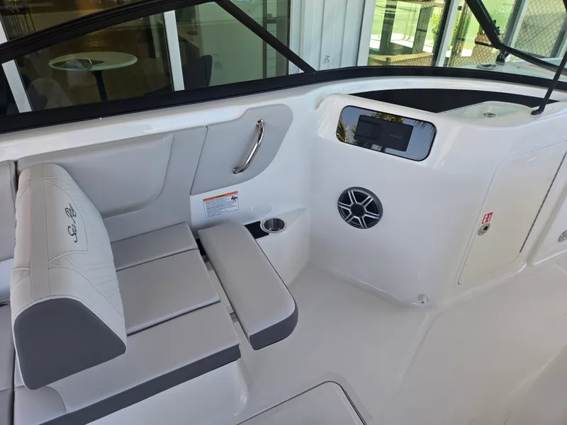 Slide: The Image of Sea Ray SDX 250 Outboard 2026 - 8