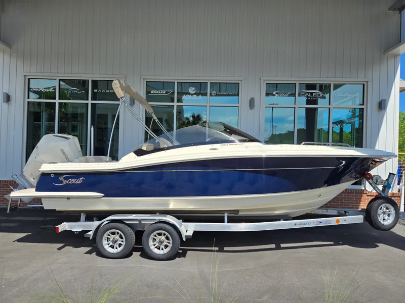The Image of Scout 220 Dorado 2027 - undefined