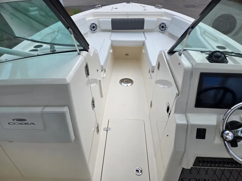 Slide: The Image of Cobia 240 DUAL CONSOLE 2023 - 15