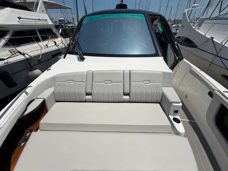 Slide: The Image of Sea Ray 370 Sundancer 2023 - 16