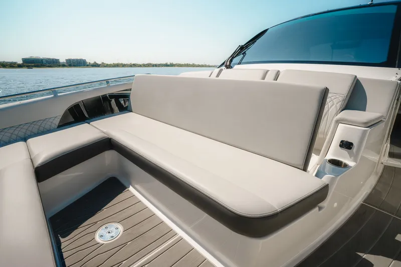 Slide: The Image of Sea Ray 370 Sundancer 2023 - 23