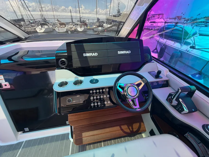 Slide: The Image of Sea Ray 370 Sundancer 2023 - 8