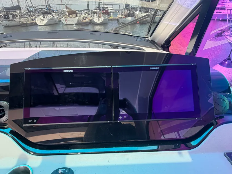 Slide: The Image of Sea Ray 370 Sundancer 2023 - 13
