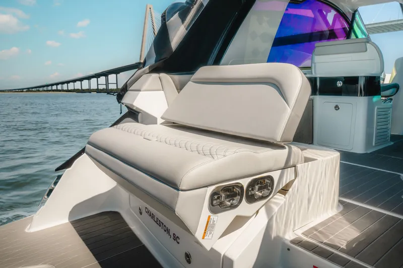 Slide: The Image of Sea Ray 370 Sundancer 2023 - 7
