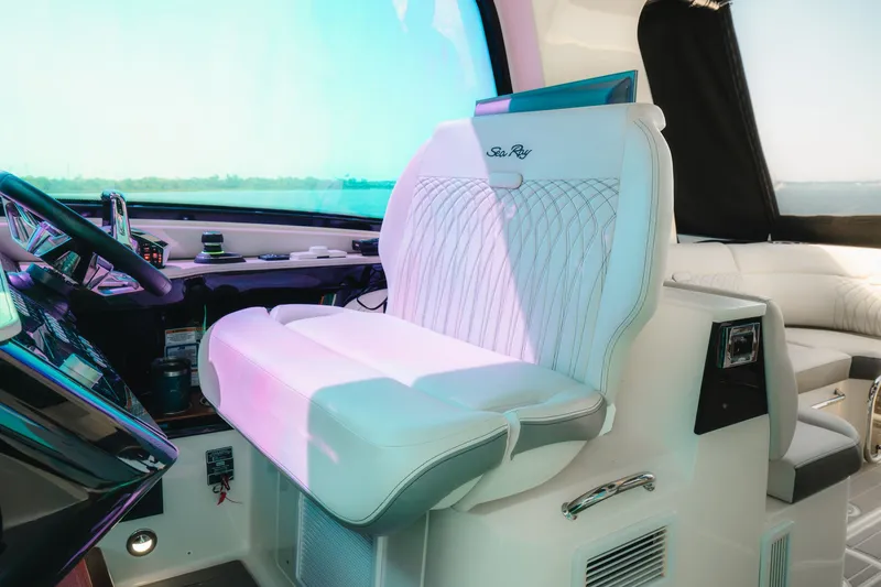 Slide: The Image of Sea Ray 370 Sundancer 2023 - 11