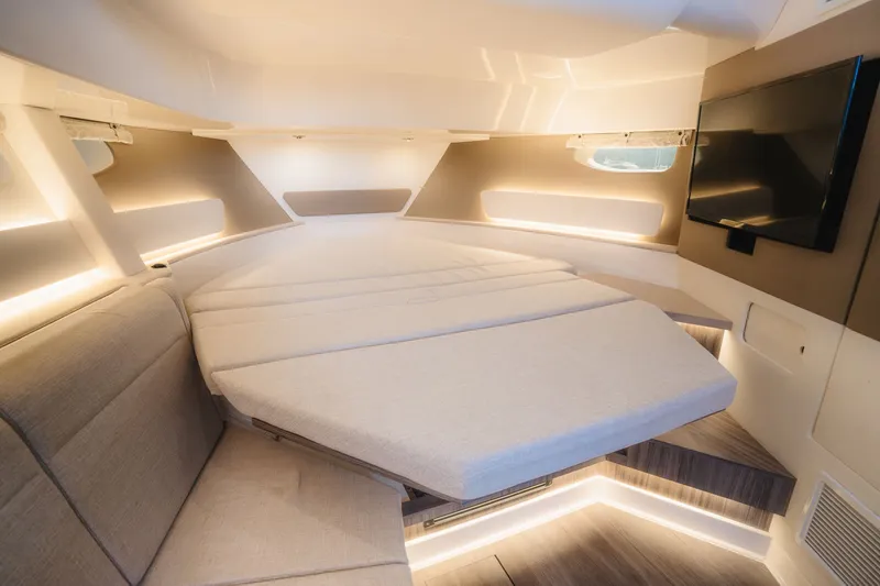 Slide: The Image of Sea Ray 370 Sundancer 2023 - 20