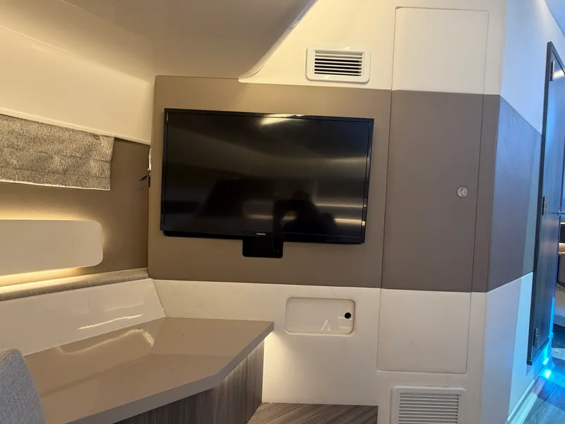 Slide: The Image of Sea Ray 370 Sundancer 2023 - 21