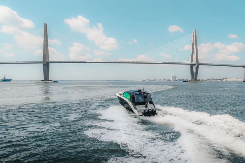 Slide: The Image of Sea Ray 370 Sundancer 2023 - 4
