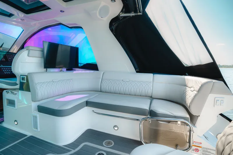 Slide: The Image of Sea Ray 370 Sundancer 2023 - 8