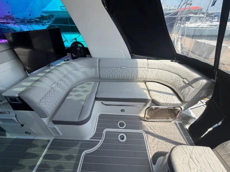 Slide: The Image of Sea Ray 370 Sundancer 2023 - 4