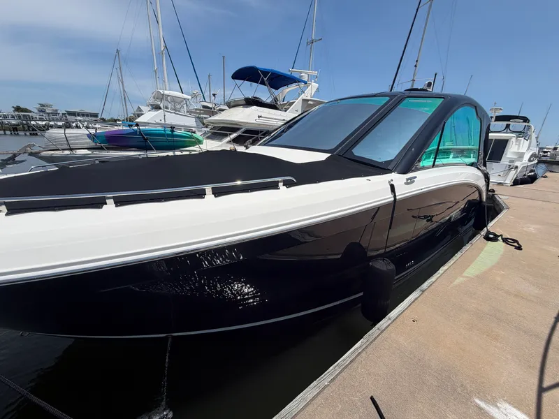 Slide: The Image of Sea Ray 370 Sundancer 2023 - 1