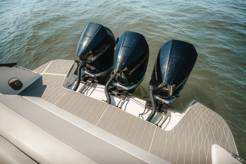 Slide: The Image of Sea Ray 370 Sundancer 2023 - 6