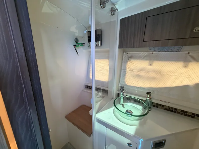 Slide: The Image of Sea Ray 370 Sundancer 2023 - 27