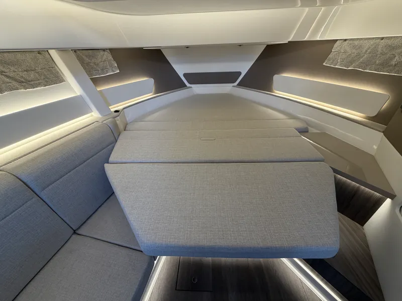 Slide: The Image of Sea Ray 370 Sundancer 2023 - 20