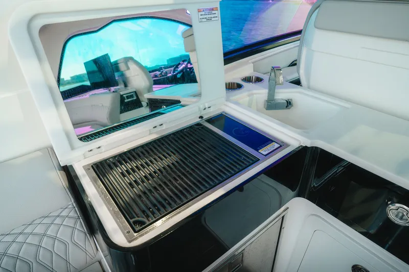 Slide: The Image of Sea Ray 370 Sundancer 2023 - 10