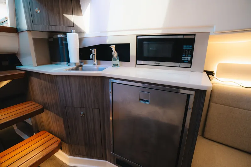 Slide: The Image of Sea Ray 370 Sundancer 2023 - 18