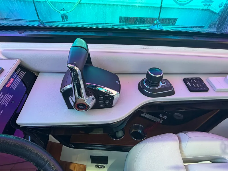 Slide: The Image of Sea Ray 370 Sundancer 2023 - 10