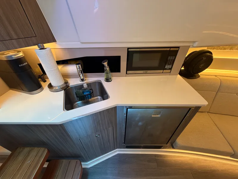 Slide: The Image of Sea Ray 370 Sundancer 2023 - 22