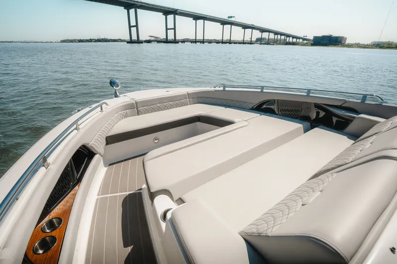 Slide: The Image of Sea Ray 370 Sundancer 2023 - 22
