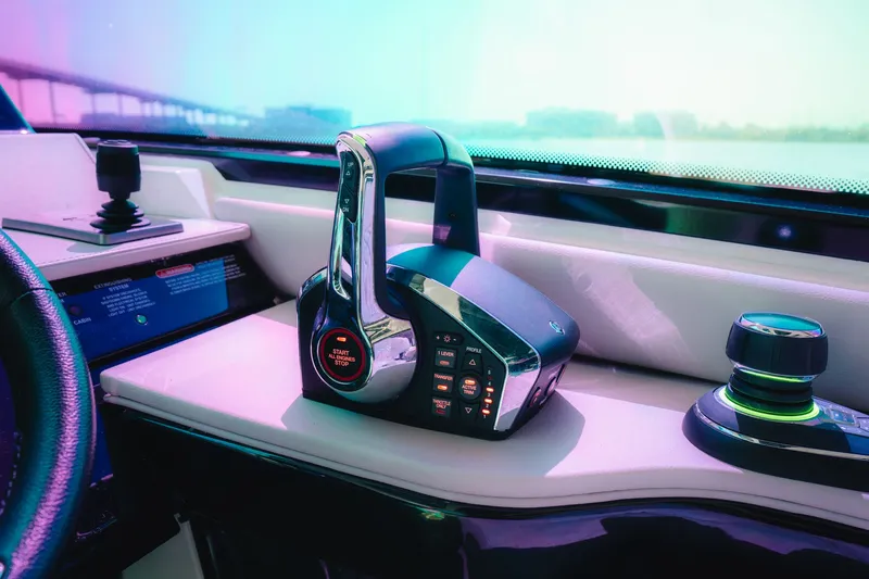 Slide: The Image of Sea Ray 370 Sundancer 2023 - 16