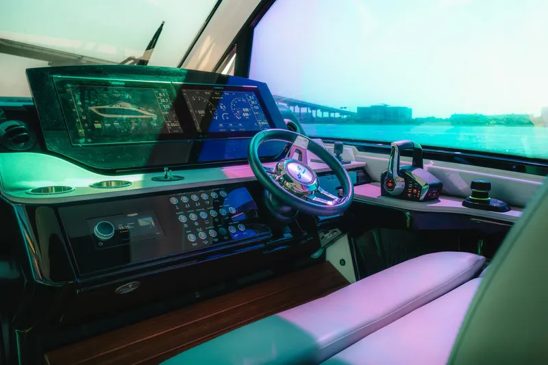 Slide: The Image of Sea Ray 370 Sundancer 2023 - 12