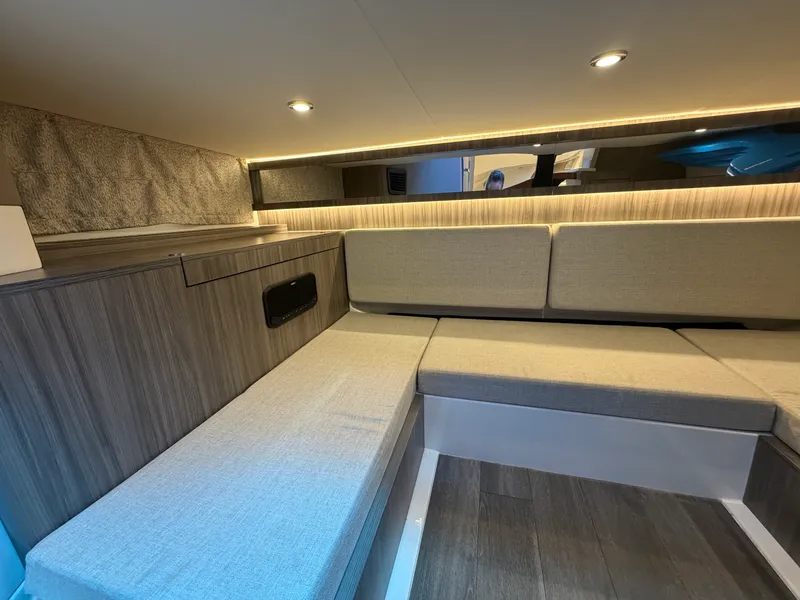 Slide: The Image of Sea Ray 370 Sundancer 2023 - 23