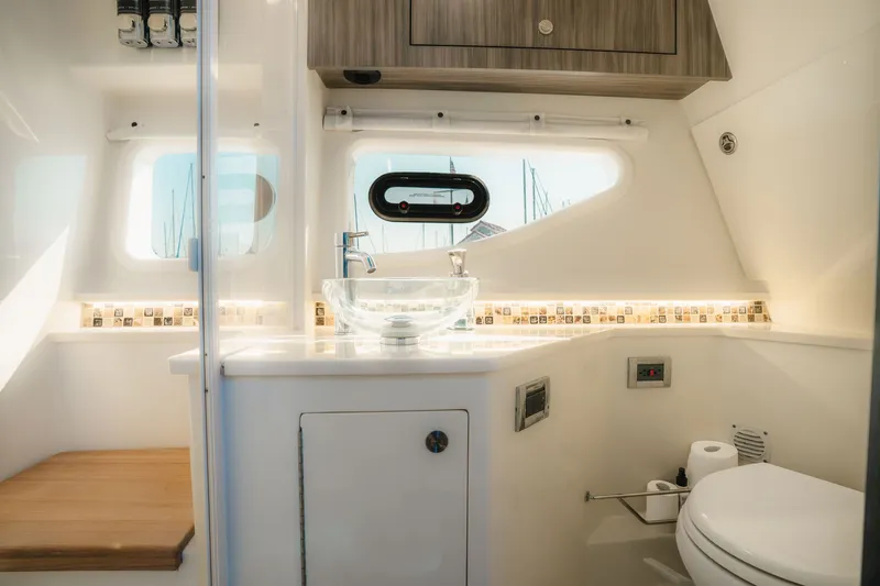 Slide: The Image of Sea Ray 370 Sundancer 2023 - 21