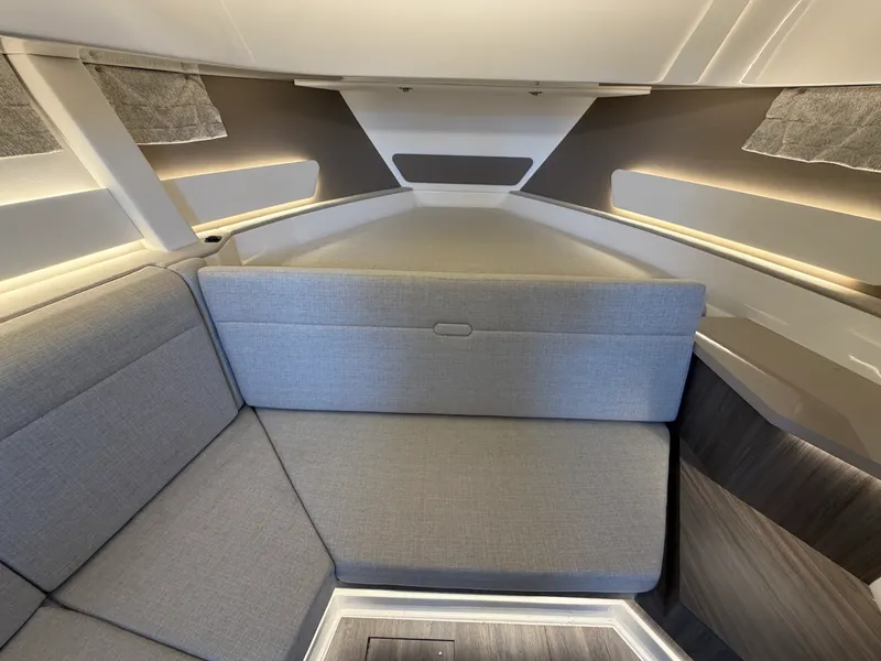Slide: The Image of Sea Ray 370 Sundancer 2023 - 19
