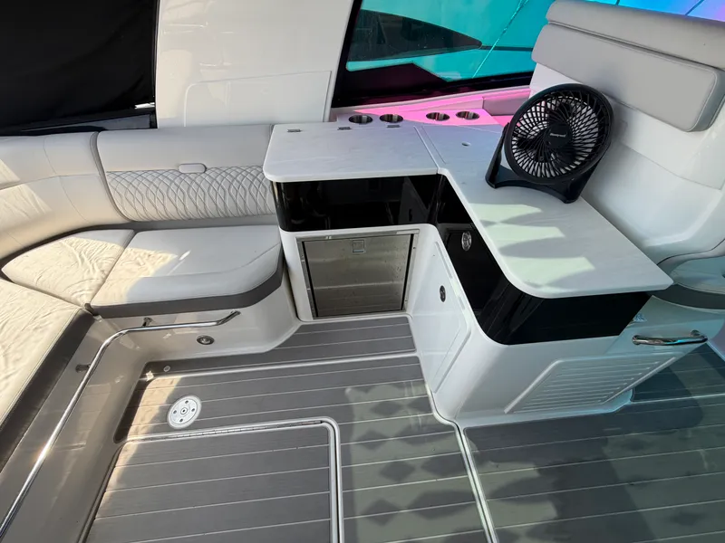 Slide: The Image of Sea Ray 370 Sundancer 2023 - 6