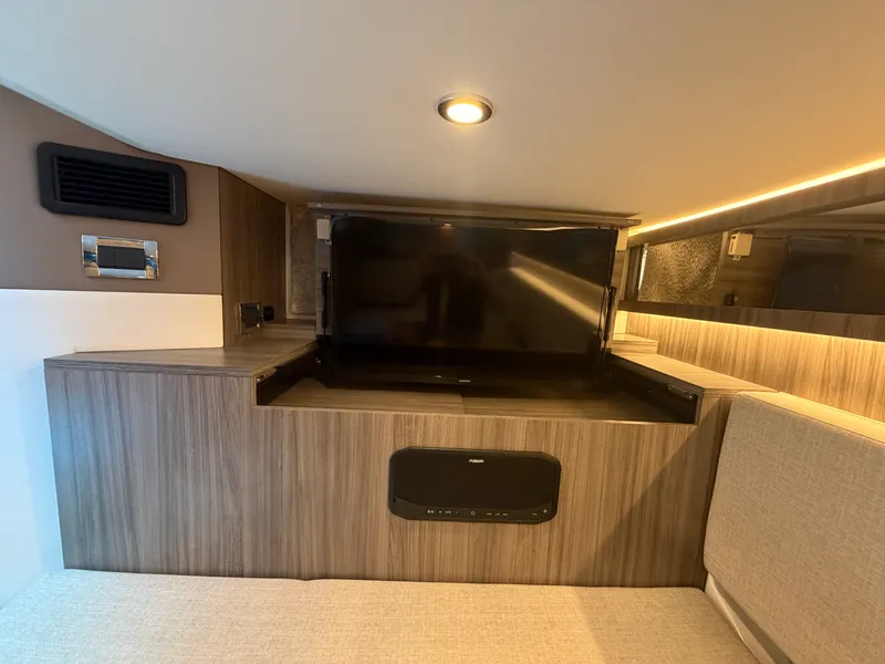 Slide: The Image of Sea Ray 370 Sundancer 2023 - 25