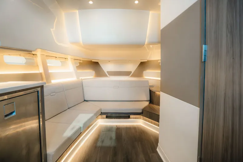 Slide: The Image of Sea Ray 370 Sundancer 2023 - 19